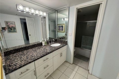 Condominio en alquiler en Sunny Isles Beach, Florida, 1 dormitorio, 92.07 m2 № 1941019 - foto 17