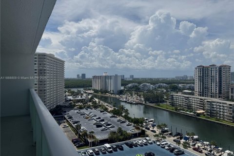 Condominio en alquiler en Sunny Isles Beach, Florida, 1 dormitorio, 92.07 m2 № 1941019 - foto 3