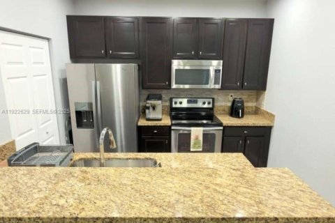 Touwnhouse à louer à Pembroke Pines, Floride: 3 chambres, 169.64 m2 № 1976484 - photo 7