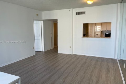 Condo in Miami, Florida, 1 bedroom  № 1495150 - photo 9