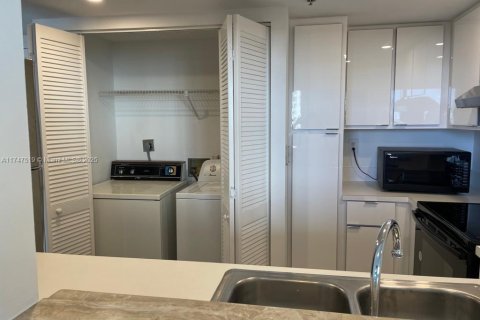 Condo in Miami, Florida, 1 bedroom  № 1495150 - photo 8