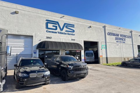 Купить коммерческую недвижимость в Холливуд, Флорида № 2013527 - фото 1