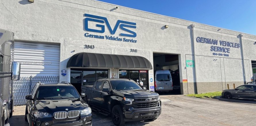 Коммерческая недвижимость в Холливуд, Флорида № 2013527