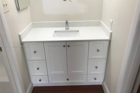 Condo in Miami, Florida, 3 bedrooms № 2023840 - photo 4