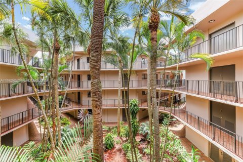 Condo in Miami, Florida, 3 bedrooms № 2023840 - photo 3