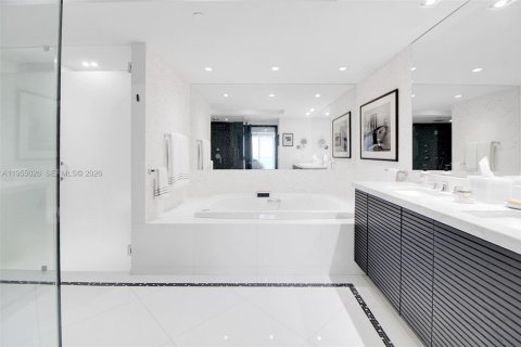Condo in Miami, Florida, 4 bedrooms  № 2009605 - photo 21
