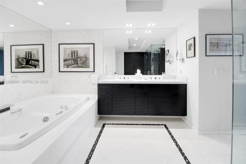 Condo in Miami, Florida, 4 bedrooms  № 2009605 - photo 22
