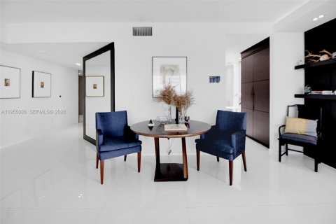 Condo in Miami, Florida, 4 bedrooms  № 2009605 - photo 11