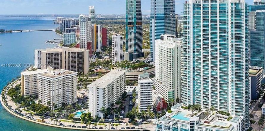 Condo in Miami, Florida, 4 bedrooms  № 2009605