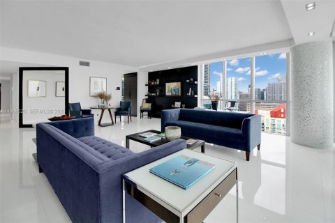 Condo in Miami, Florida, 4 bedrooms  № 2009605 - photo 15