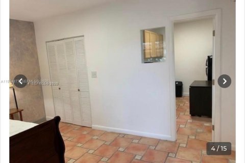 Propiedad comercial en alquiler en Miami, Florida, 46.45 m2 № 2251308 - foto 3