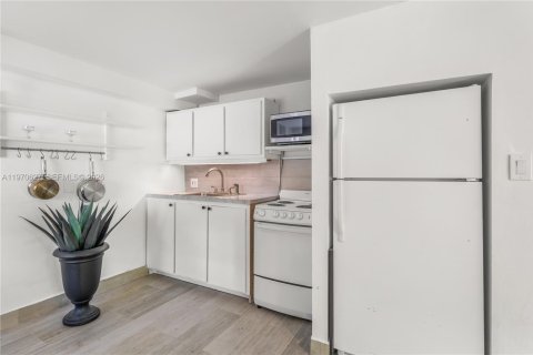 House in Miami, Florida 3 bedrooms, 159.88 sq.m. № 2033843 - photo 16