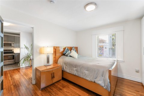 House in Miami, Florida 3 bedrooms, 159.88 sq.m. № 2033843 - photo 9