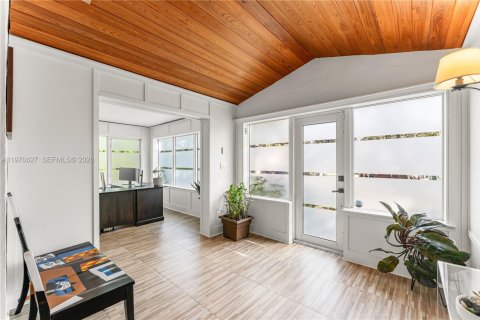 House in Miami, Florida 3 bedrooms, 159.88 sq.m. № 2033843 - photo 7