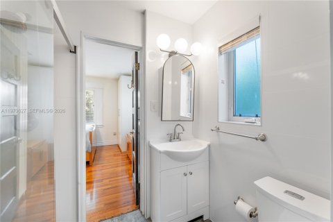 House in Miami, Florida 3 bedrooms, 159.88 sq.m. № 2033843 - photo 11