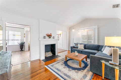 House in Miami, Florida 3 bedrooms, 159.88 sq.m. № 2033843