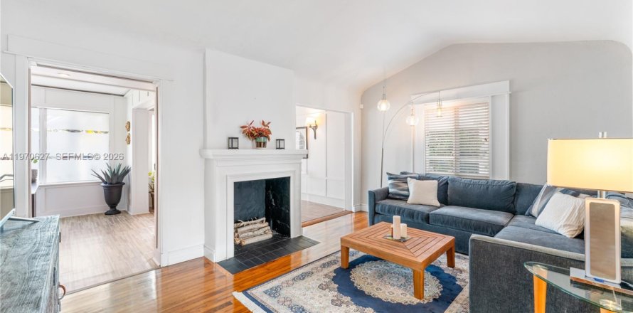 House in Miami, Florida 3 bedrooms, 159.88 sq.m. № 2033843