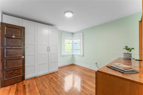 House in Miami, Florida 3 bedrooms, 159.88 sq.m. № 2033843 - photo 10