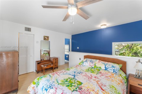 House in Miami, Florida 3 bedrooms, 159.88 sq.m. № 2033843 - photo 13