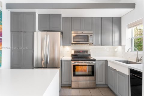 House in Miami, Florida 3 bedrooms, 159.88 sq.m. № 2033843 - photo 2