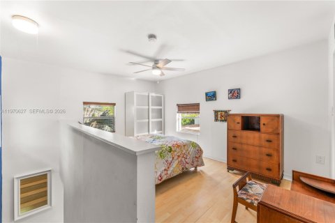 House in Miami, Florida 3 bedrooms, 159.88 sq.m. № 2033843 - photo 14