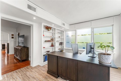 House in Miami, Florida 3 bedrooms, 159.88 sq.m. № 2033843 - photo 6