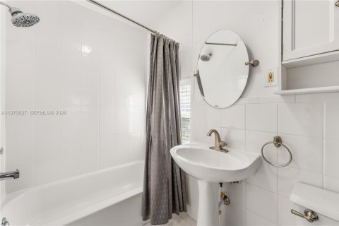House in Miami, Florida 3 bedrooms, 159.88 sq.m. № 2033843 - photo 15