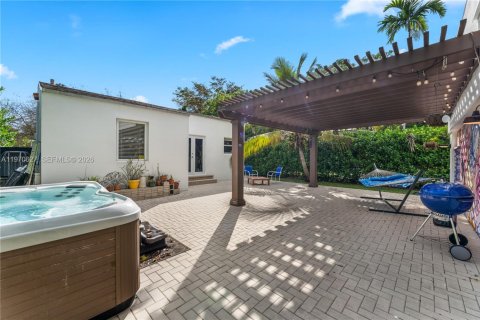 House in Miami, Florida 3 bedrooms, 159.88 sq.m. № 2033843 - photo 18