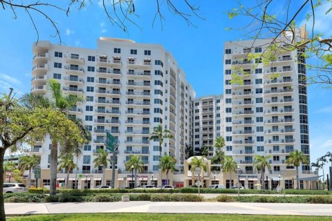 Condo in Hollywood, Florida, 1 bedroom  № 1702535 - photo 1