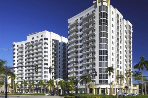 Condo in Hollywood, Florida, 1 bedroom  № 1702535 - photo 2