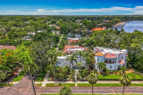 House in Saint Petersburg, Florida 3 bedrooms, 236.9 sq.m. № 1782336 - photo 2