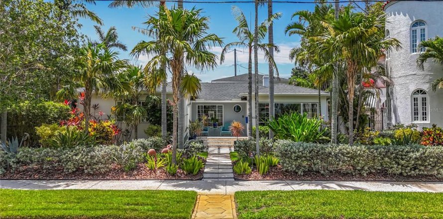 House in Saint Petersburg, Florida 3 bedrooms, 236.9 sq.m. № 1782336