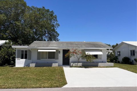 Villa ou maison à vendre à Tamarac, Floride: 2 chambres, 131.18 m2 № 1736103 - photo 1