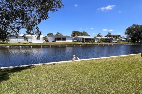 Villa ou maison à vendre à Tamarac, Floride: 2 chambres, 131.18 m2 № 1736103 - photo 4