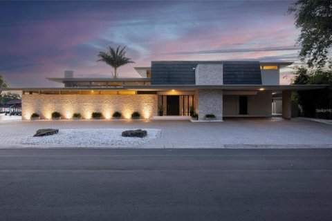 House in Saint Petersburg, Florida 4 bedrooms, 404.4 sq.m. № 1616659 - photo 2