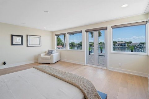 House in Saint Petersburg, Florida 4 bedrooms, 404.4 sq.m. № 1616659 - photo 24