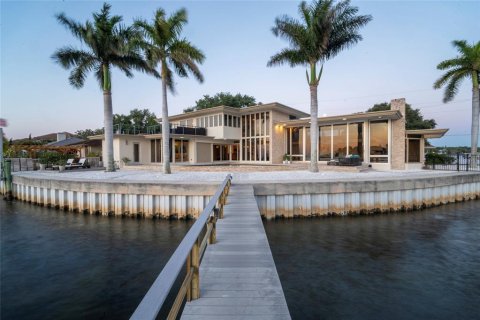 House in Saint Petersburg, Florida 4 bedrooms, 404.4 sq.m. № 1616659 - photo 3