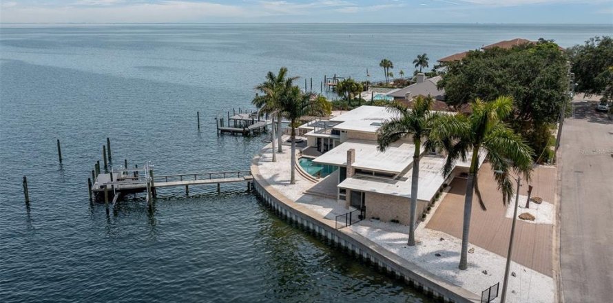 House in Saint Petersburg, Florida 4 bedrooms, 404.4 sq.m. № 1616659