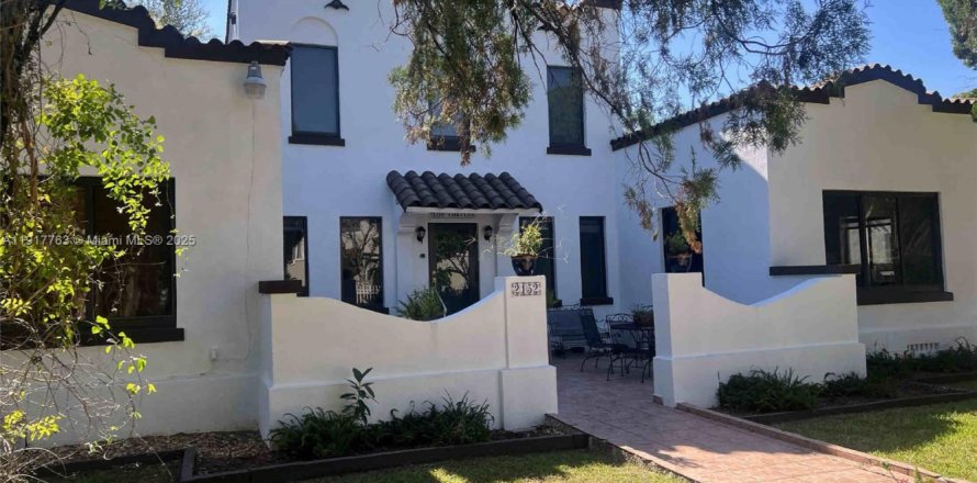 Дом в Майами, Флорида 4 спальни, 190.45м2 № 1972578