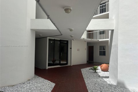 Купить кондоминиум в Бей-Харбор-Айлендс, Флорида 1 спальня, 78.04м2, № 1895475 - фото 16