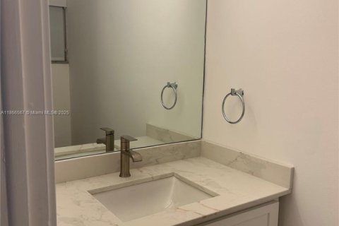 Купить кондоминиум в Бей-Харбор-Айлендс, Флорида 1 спальня, 78.04м2, № 1895475 - фото 11