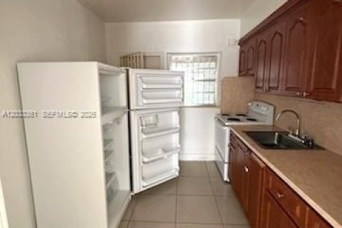 Villa ou maison à louer à Hialeah, Floride: 2 chambres, 153.85 m2 № 2085802 - photo 5