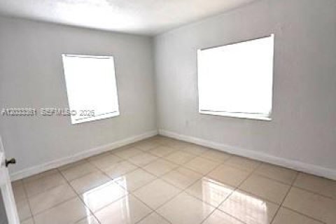 Villa ou maison à louer à Hialeah, Floride: 2 chambres, 153.85 m2 № 2085802 - photo 2