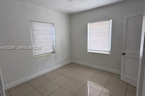Villa ou maison à louer à Hialeah, Floride: 2 chambres, 153.85 m2 № 2085802 - photo 4