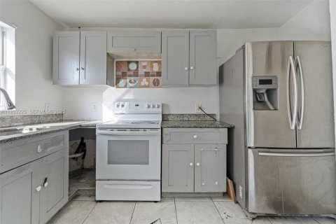 Propiedad comercial en venta en Miami, Florida № 1991091 - foto 28