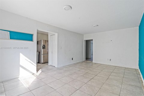 Propiedad comercial en venta en Miami, Florida № 1991091 - foto 26