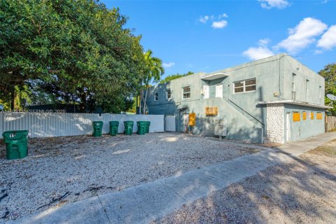 Propiedad comercial en venta en Miami, Florida № 1991091 - foto 2