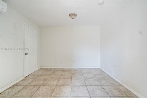 Propiedad comercial en venta en Miami, Florida № 1991091 - foto 13