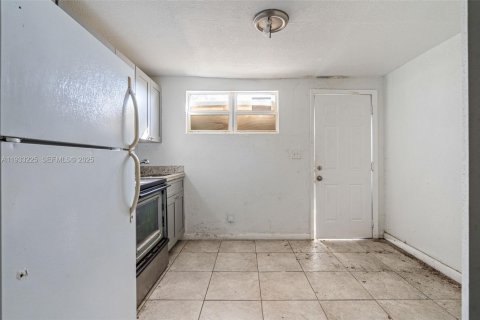 Propiedad comercial en venta en Miami, Florida № 1991091 - foto 12