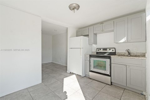 Propiedad comercial en venta en Miami, Florida № 1991091 - foto 11